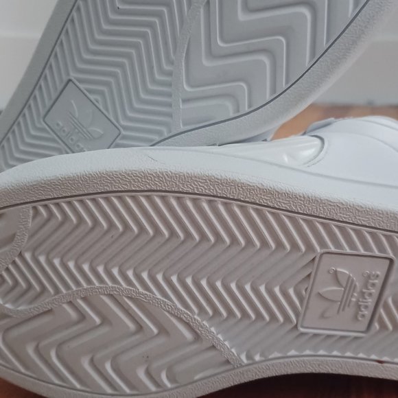 Athletic_Shoes